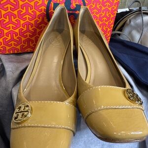 Tory Burch Marion Mustard Patent Leather Block Heel Gold Trim Pumps NEW Size 9.5